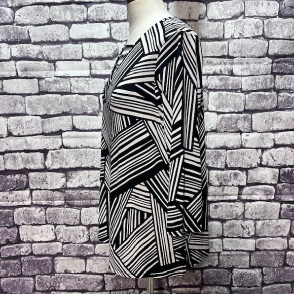 Susan Graver Black & White Decorative V-Neck Blouse Size 1X - Picture 3 of 7